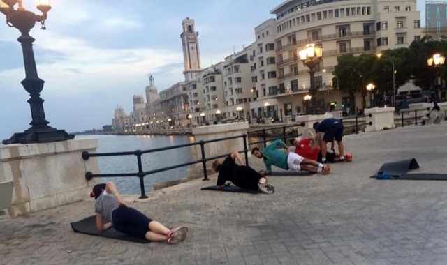 In gruppo, all'aperto, seguiti da un istruttore: a Bari spopola la "palestra d'estate"